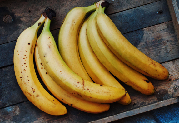 מתחילים בכלורופיל ירוק, עוברים לפיגמנטים צהובים ומסיימים עם מלנין שחור. הבשלת בננות | צילום: Shutterstock