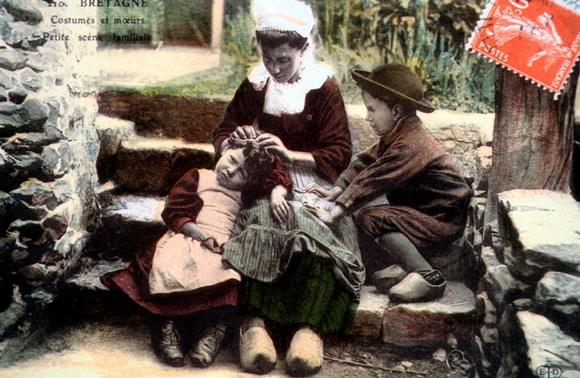 אומנת פולה כינים משערותיה של ילדה, צרפת | SOL 