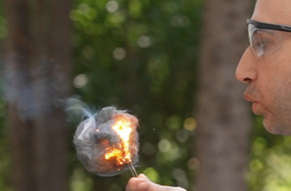 מגע נרחב עם החמצן באוויר מאפשר אפילו לברזל לבעור. אבי סאייג מדליק צמר פלדה | צילום: מכון דוידסון לחינוך מדעי