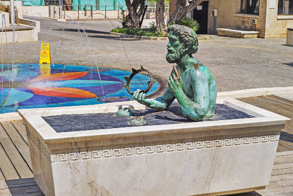 פסל של ארכימדס באמבט עם הכתר ב"חצר ארכימדס" במוזיאון מדעטק, חיפה | צילום: PHOTOSTOCK-ISRAEL / SCIENCE PHOTO LIBRARY