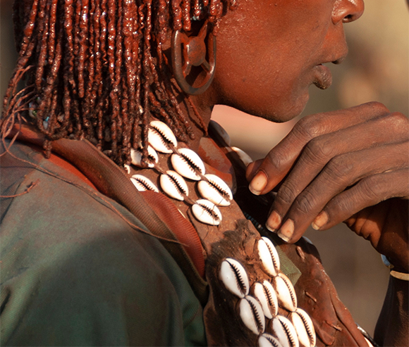 אישה מאתיופיה עונדת חרוזי קונכיות. Shutterstock, Vlad Karavaev