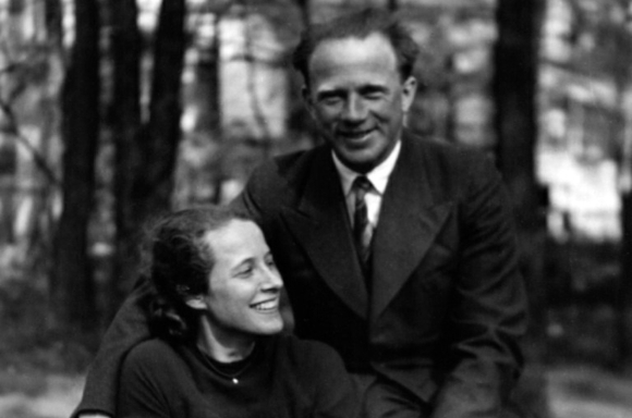 היינזברג ואליזבת שומכר בעת אירוסיהם, 1937 | מקור: themarginalian