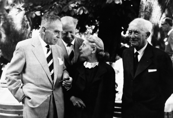 עם מקס בורן ועם חלוצי הביקוע הגרעיני ליזה מייטנר ואוטו האן | מקור: AMERICAN PHILOSOPHICAL SOCIETY / SCIENCE PHOTO LIBRARY