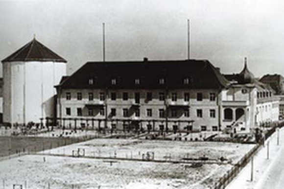 חלק גדול מהמחקר התבצע במבנה הזה במכון הקיסר וילהלם בברלין, שהוסווה כמעבדה לחקר נגיפים כדי לשמור על חשאיות ולהרחיק סקרנים | צילום: www.fu-berlin.de מתוך Weebly.com