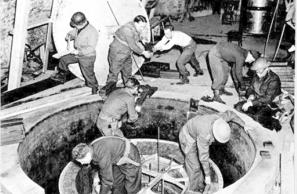 חיילים של בעלות הברית מפרקים את ה"כור" הגרמני בהייגרלוך | צילום: Sergeant Malcolm (Mickey) Thurgood, U. S. Army photographer, Wikipedia, public domain