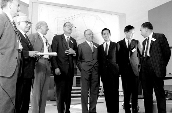 הייזנברג שלישי משמאל בכינוס של חתני פרס נובל ב-CERN ב-1962 | צילום: CERN / SCIENCE PHOTO LIBRARY