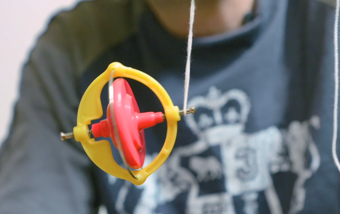 ג'ירוסקופ מסתובב במקביל לקרקע על לולאת חוט