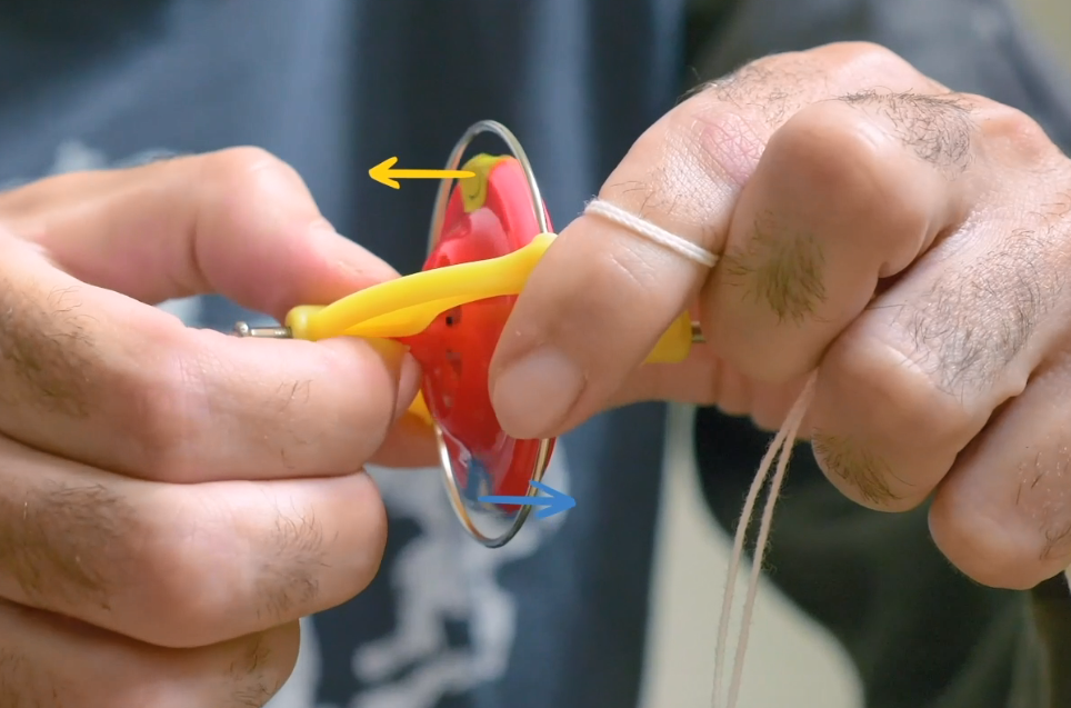 לאן נדחפים חלקי הגירוסקופ התלוי בלולאה בקצהו הימני? | צילום: איילת אלבנדה, איורים: נעמה זיו-חיון