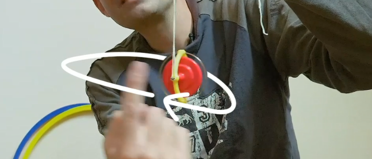 תנועה סיבובית אופקית של הגירוסקופ התלוי על חוט | צילום: איילת אלבנדה, איורים: נעמה זיו חיון