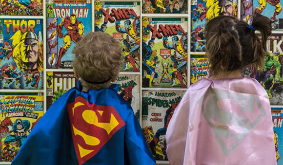 העמדת הפנים עוזרת בהתמודדות עם משימות מתסכלות ובדחיית סיפוקים. ילדים בתחפושות | צילום אילוסטרציה: Shutterstock