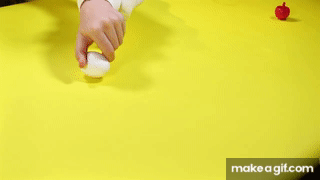 המסה עולה מעלה, וכיוון ציר הסיבוב משתנה | צילום מתוך סרטון מדע בבית