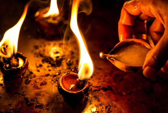 הנר התנ"כי הוא כלי חרס קטן עם שמן, שהפתיל צף בתוכו. נרות חרס | צילום: Shutterstock