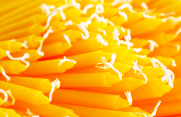 החום ממיס את השעווה שבבסיס הפתיל, ונוצרת שעווה נוזלית המטפסת במעלה הפתיל. נרות מוצקים | צילום: Shutterstock