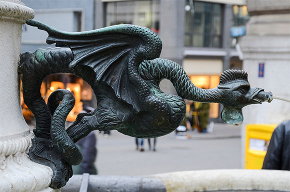 פסל של בסיליסק בשוויץ, שמראה סימנים למוצאו התרנגולי | Shutterstokc, Sergio J Lievano