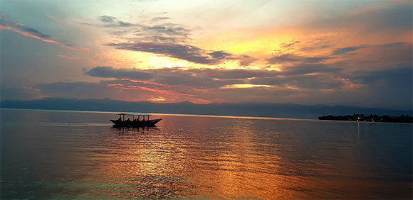 המראה הפסטורלי עלול להטעות. ערבוב של שכבות המים באגם עלול לגרום לאסון טבע אדיר-ממדים. אגם קיבו | צילום: 3ffi, Shutterstock