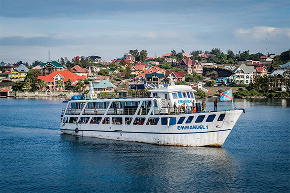 ספינה על רקע אחת מערי החוף בצד הקונגולזי של אגם קיבו | צילום: Ben Houdijk, Shutterstock