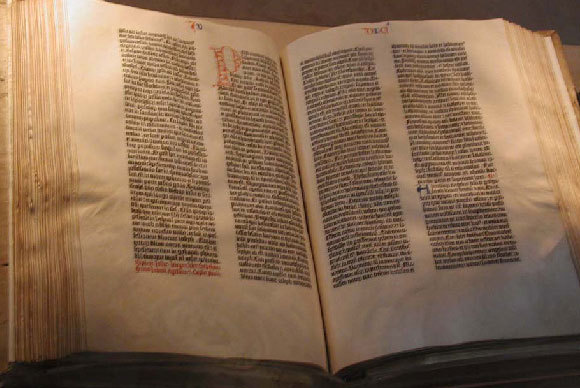 אחד מ-59 העותקים של תנ"ך גוטנברג ששרדו עד ימינו, בספריית הקונגרס של ארה"ב | ויקיפדיה, צילום: מרק פלגריני