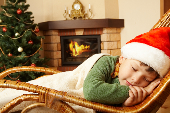 ילד מנמנם מול האח | צילום: Pressmaster, Shutterstock