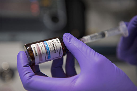 פרמדיק עם בקבוק קטמין נוזלי | צילום: Kevin Link / Science Photo Library