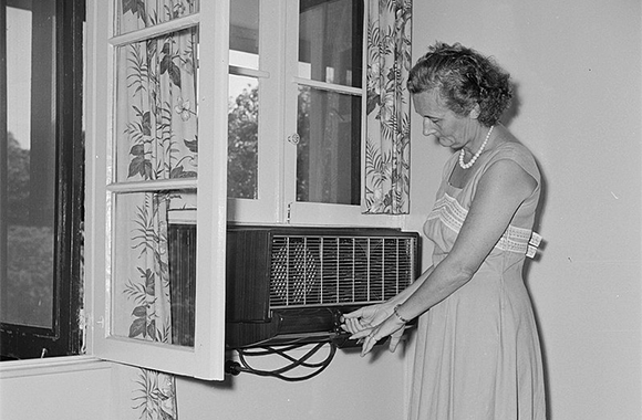 A window air conditioner in the Netherlands in the 1950’s. | Source: Willem van de Poll, Nationaal Archief, wikipedia