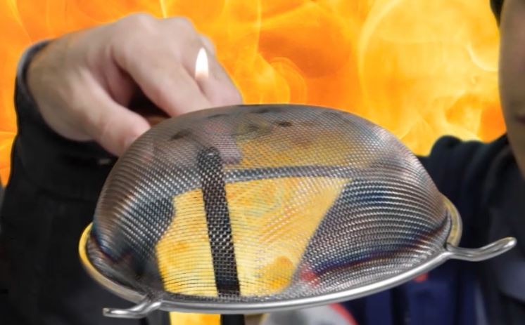 להבה מרחפת מעל מסננת | צילום מסך מתוך סרטון מדע בבית