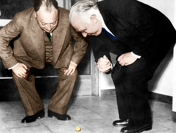 וולפנגנג פאולי (מימין) ונילס בוהר מתלהבים מסביבון מתהפך | Erik Gustafson, SPL