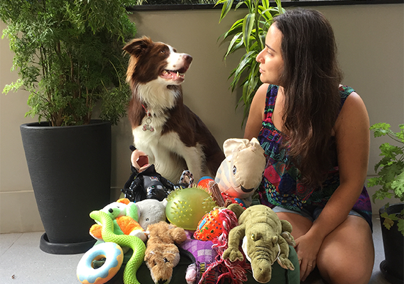 מכירה את השמות של מעל מאה צעצועים. גאיה והבעלים שלה, איזבלה | קרדיט: Isabella