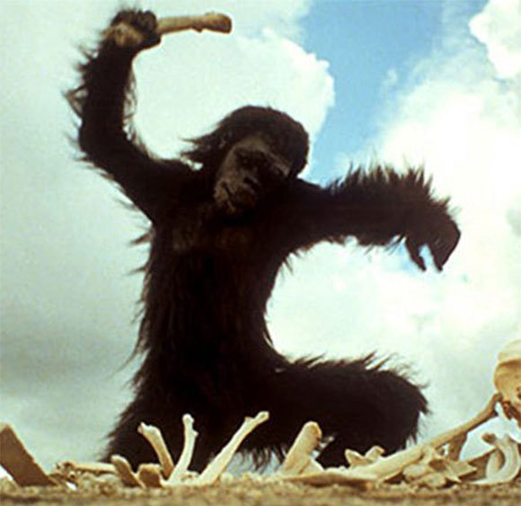 קוף אדם מניף עצם, תמונה מתוך סצנת הפתיחה של הסרט "2001: אודיסיאה בחלל"