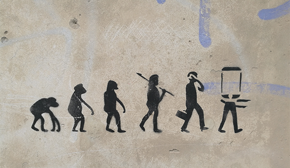 ציור קיר של מודל שגוי של התפתחות המין האנושי | קרדיט: robypangy, Shutterstock