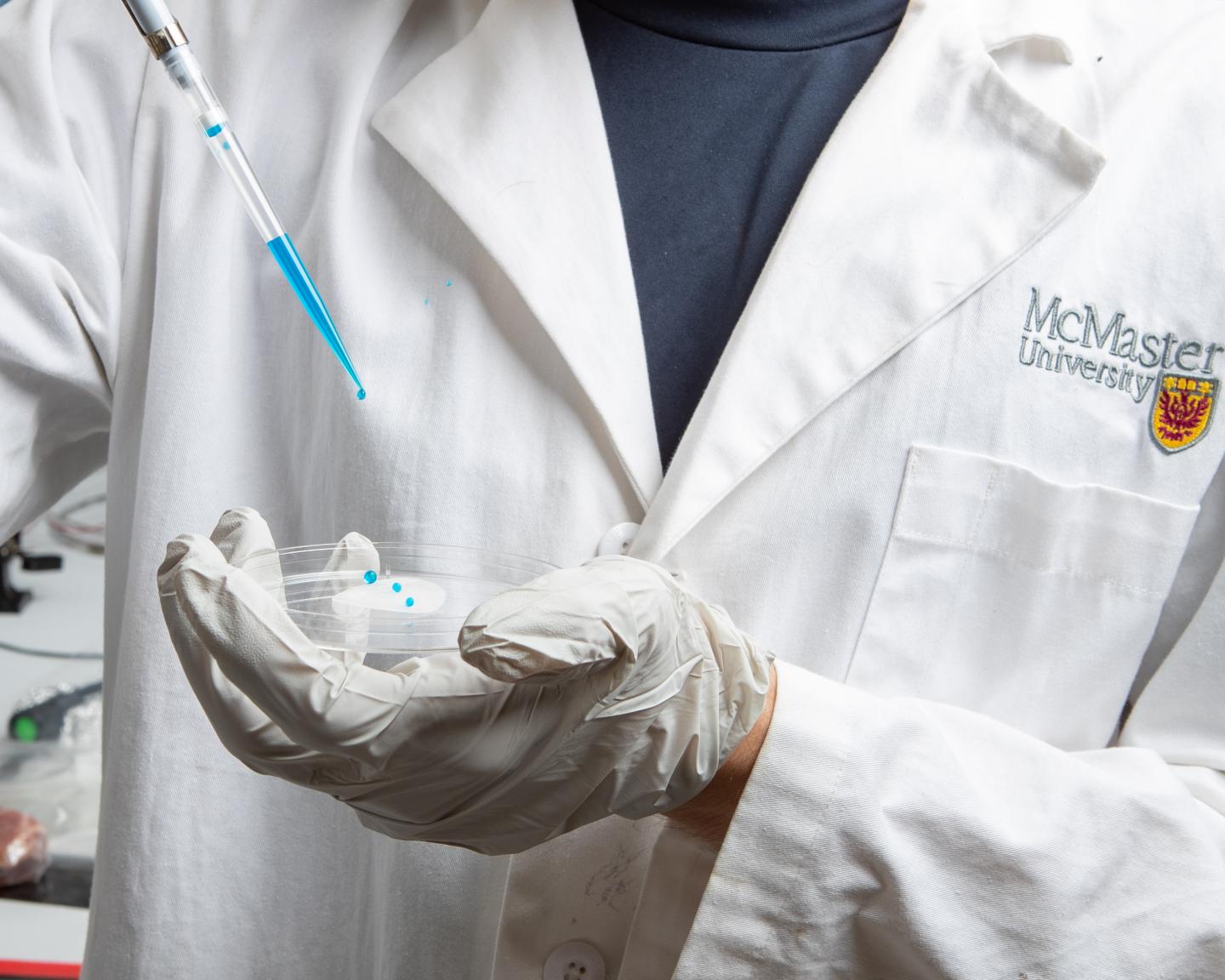 חוקר מאוניברסיטת מקמסטר מחזיק את המשטח, Georgia Kirkos, McMaster University