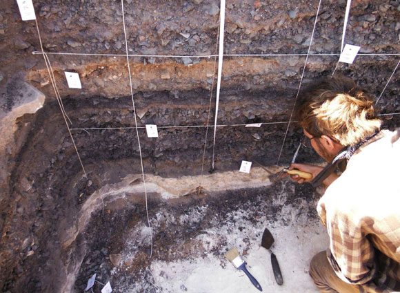 איסוף דוגמאות סיגים ופחם מ"גבעת העבדים" בבקעת תמנע | ארז בן יוסף ומשלחת חפירות תמנע של 