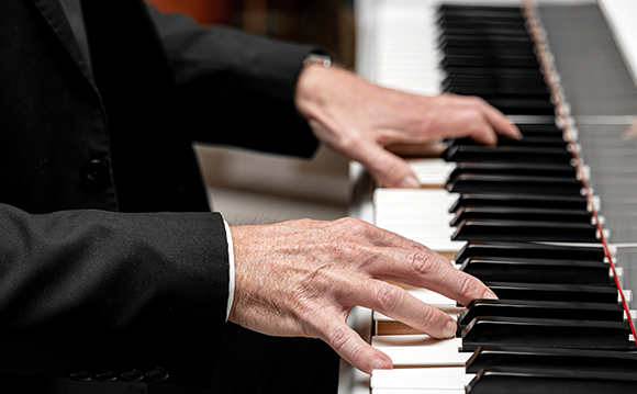 אדם מנגן על פסנתר | Shutterstock, Sunshine Seeds