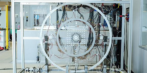 טבעת הרמקולים במרכז, וטבעת המיקרופונים סביבה | צילום: ETH Zurich / Astrid Robertsson