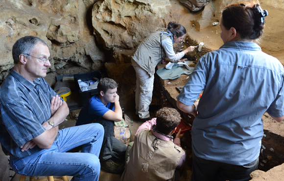 סימנים עם משמעות סמלית. הנשילווד (משמאל) וצוותו בחפירות במערת בלומבוס | צילום: Ole Frederik Unhammer