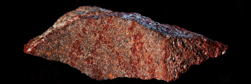 שתי וערב בגיר אדום: האבן המעוטרת המקדימה בעשרות אלפי שנים את ציורי הקיר במערות | צילום: Craig Foster