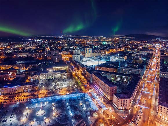 העיר מורמנסק שבצפון רוסיה היא העיר הגדולה ביותר מצפון לחוג הקוטב הצפוני, ומתאפיינת בלא פחות מארבעים ימי חשכה בשיא החורף | Shutterstock, Parilov