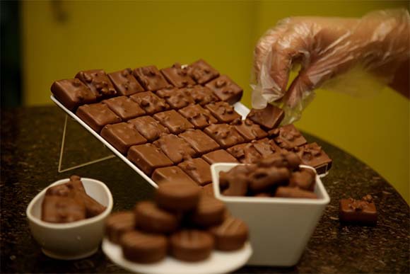 שוקולדים למכירה בדוכן בברזיל | צילום: Joa Souza, Shutterstock