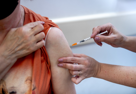 صورة تُظهِر عملية تطعيم بالجرعة المُعَزِّزَة ضد فيروس كورونا في مدينة أشكلون، آب 2021 | تصوير: Yuri Dondish, Shutterstock