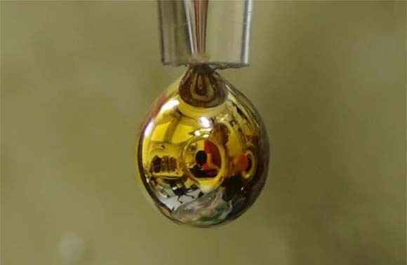 שכבת מים זהובה ומתכתית | צילום: Philip E. Mason