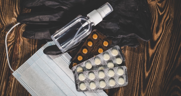 מגוון כדורים עם מסכה, כפפות וג'ל חיטוי | צילום: Bearok, Shutterstock