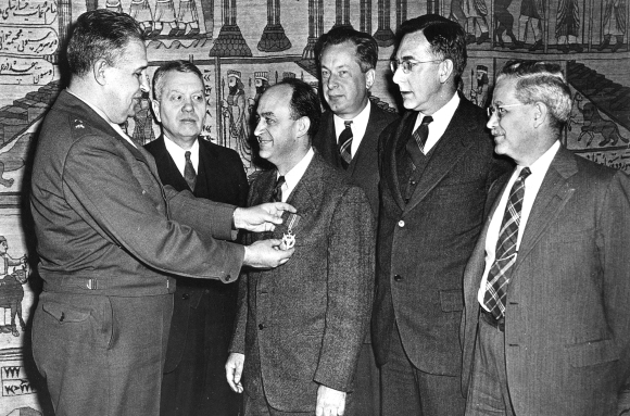 המפקד הצבאי של תכנית מנהטן, הגנרל לזלי גרובס (משמאל) מעניק אות לפרמי על תרומתו לפיתוח הפצצה | מקור: www.atomicheritage.org