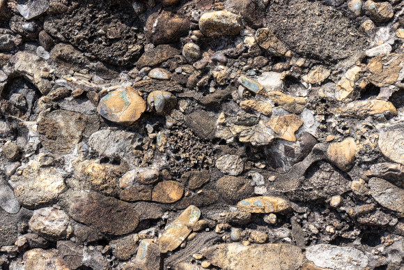 חלוקי סלע גדולים יחסית שהתלכדו מחדש. סלעי קונגלומרט (תלכיד) סמוך לאגם ז'נבה בשוויץ | צילום: Ad Gr, Shutterstock