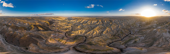 צילום אווירי של שקיעה מעל נחל חווארים | צילום: Alla Khananashvili, Shutterstock