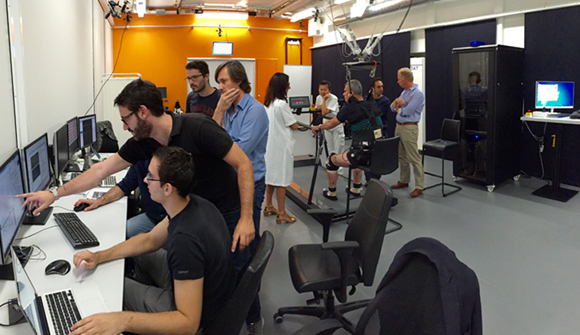 העירור הממוקד חייב להיות מדויק כמו שעון שוויצרי. חדר הניסויים של השיטה החדשה | צילום: EPFL