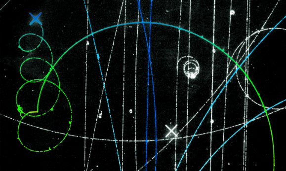 אנטי-אלקטון נע בצורת ספירלה (צד שמאל) שנוצר בהתנגשויות חלקיקים ב-CERN | מקור: Science Photo Library