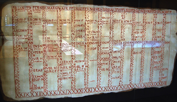 העתק של לוח שנה רומי מהמאה הראשונה לספירה. מוצג במויזאון התיאטרון הרומי באיטליה. צילום: ויקיפדיה, Bauglir