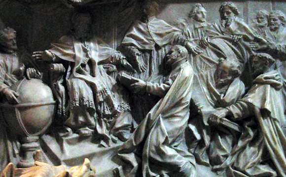 גרירוגיוס מקבל את לוח השנה. פרט מתוך התבליט על מצבתו של האפיפיור גרגוריוס ה-13 בוותיקן | צילום: ויקיפדיה, Rsuessbr 