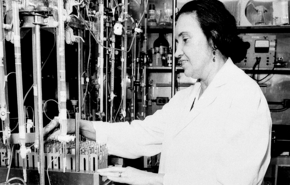 פיזיקה גרעינית בשירות המחקר הרפואי. רוזלין יאלו במעבדה | מקור: NATIONAL LIBRARY OF MEDICINE / SCIENCE PHOTO LIBRARY
