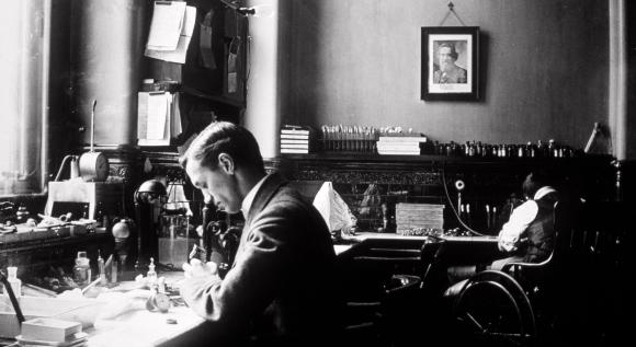 פלמינג במעבדתו בבית החולים סנט מארי. מקור: ST MARY'S HOSPITAL MEDICAL SCHOOL / SCIENCE PHOTO LIBRARY