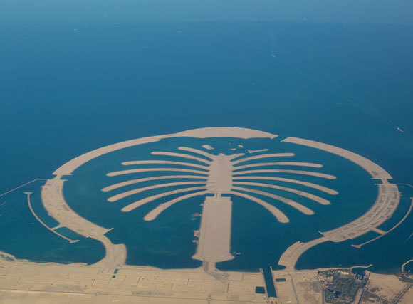 كلّفت إقامة الجزر ثمنًا بيئيًّا باهظًا، فقد أقيمت جزيرة نخيل جبل عليّ مثلًا مكان محميّة بحريّة. تصوير Shutterstock